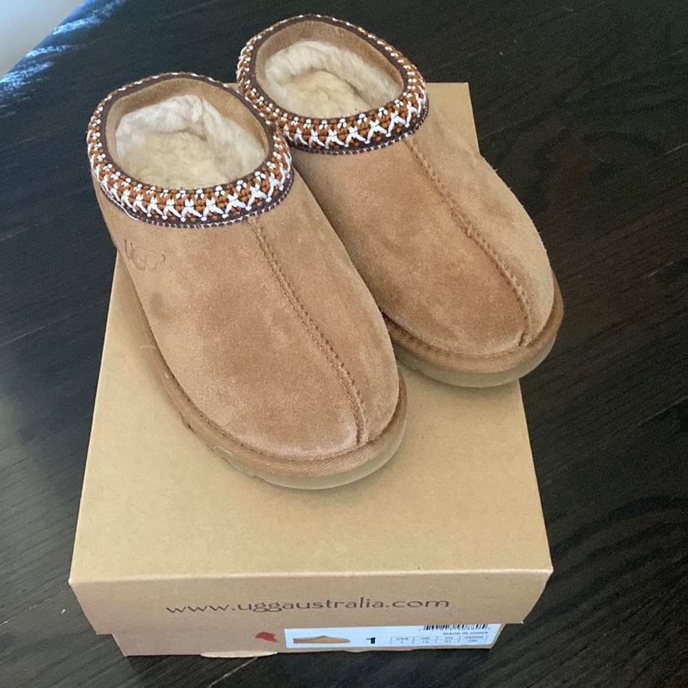 Ugg kids Tasman slipper size 1